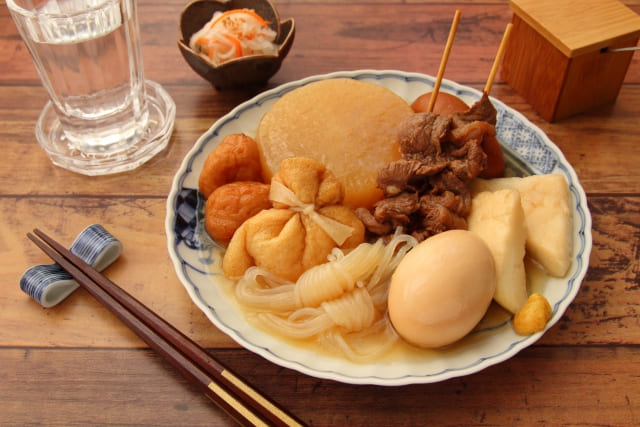 おでんに日本酒。辛子たっぷり。日本の冬。