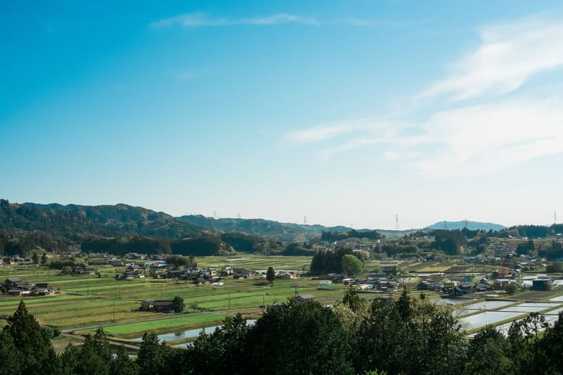 農村の風景。電柱などもなく、農耕で暮らしていた当時を彷彿とさせる。