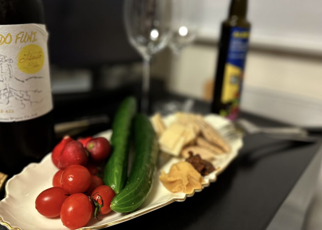 ワインセラーの上で野菜をつまみに一杯飲む。