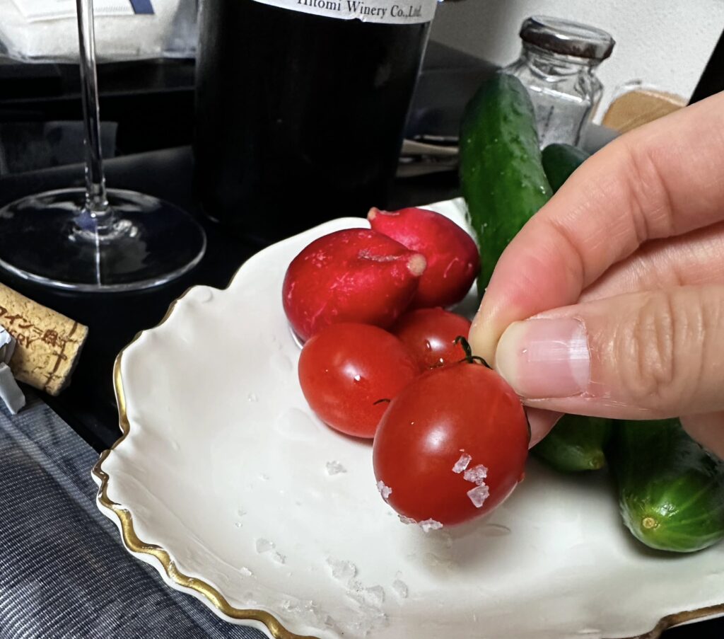 トマトに、塩をつけて食べる。