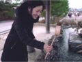柄杓で清める私。神聖な気持ちで懐古している。